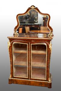 Vitrine antiga vitoriana em nogueira, com incrustações de elementos em bronze dourado. Inglaterra, século XIX.