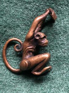 Piccolo bronzetto raffigurante scimmia.Austria.