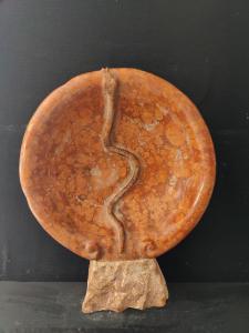 Particolare acquasantiera in marmo rosso di Verona con serpente - Diametro 44 cm