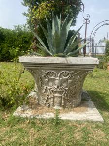 Pozzo in marmo 120 × 120 × 100 H