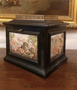 Kassette mit Capodimonte-Porzellanplatten, Mitte des 19. Jahrhunderts
