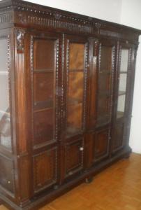 Bücherschrank mit vier Türen
