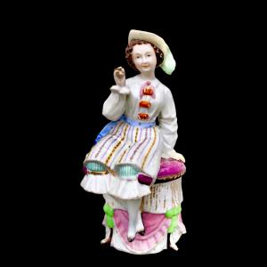Porcelain snuffbox with female figure holding a cigar. France.