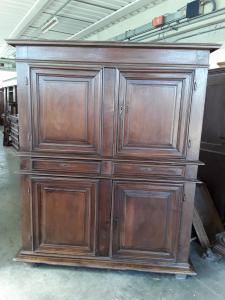 Doppelkorpus aus dem Jahr 1600 aus emilianischem Nussbaum, 4 Türen, 2 Schubladen, teilbares Möbel L160xH200xT67, Innenausstattung aus Tannenholz, Möbel in originaler Patina der Epoche, Garantie gemäß den gesetzlichen Bestimmungen