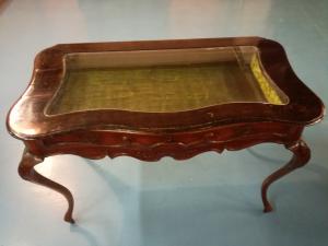 Nussbaumvitrine mit geschwungenen Seiten
