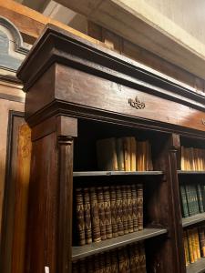 LIB168 - No. 3 of 5 walnut bookcases, 19th century, slightly different dimensions - Foto 5