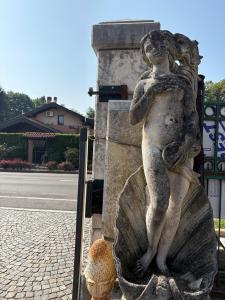 Statua in  pietra di Vicenza con base