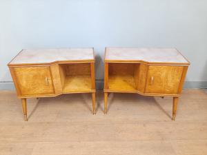 Coppia di grandi comodini vintage in acero chiaro e ottone anni 1950-60