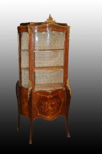 Vitrine francesa do século XIX, estilo Luís XV, Vernis Martin, com ricos trabalhos de marchetaria e bronze.