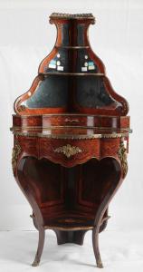 Antike französische Eckvitrine aus dem 19. Jahrhundert im Louis-XV-Stil, reich intarsiert