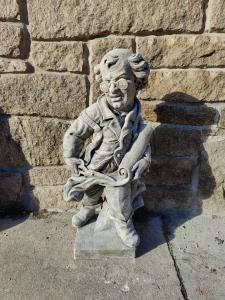 Stupefacente scultura in Pietra di Vicenza - Il Sarto - Collezione di opere - H 80 cm