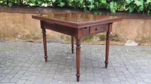 Mesa antiga extensível em nogueira com pernas torneadas