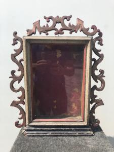 Kleine Vitrine aus lackiertem Holz.
