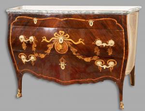 Cassettone lastronato, filettato ed intarsiato a medaglione e ghirlanda, Genova 1770 circa