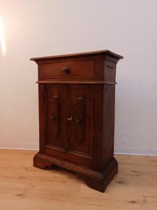Mobiletto in noce epoca '700 - XVIII secolo - comodino - piccola credenza