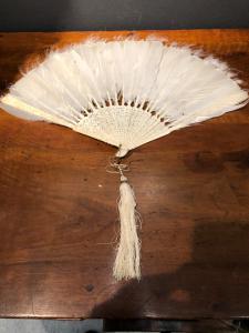 Geschnitzter Fächer mit Volksszenen und Vogelfedern. China.