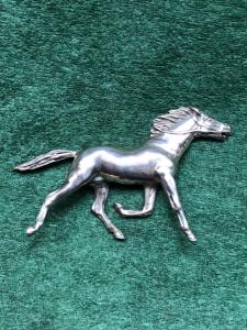 Escultura de prata representando um pequeno cavalo trotando. Itália.