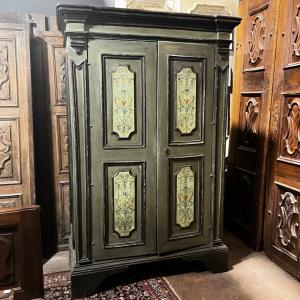 ARM135 - Armadio antico in legno laccato, epoca '700, misura massima (cappello) cm L 135 x H 205 x P 65