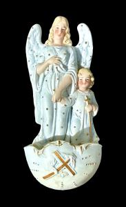 Acquasantiera in porcellana bisquit raffigurante Angelo con bimbo.