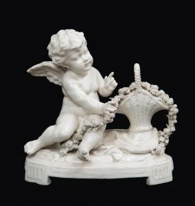 Scultura antica in porcellana di Capodimonte raffigurante Putto con cesto di fiori. Periodo XX secolo.