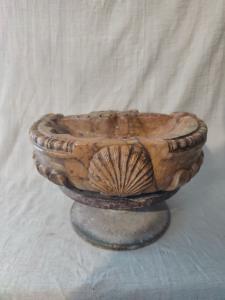 Magnifica acquasantiera in marmo gialle reale - 32 x 30 cm - Venezia