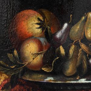 Francesco Fieravino, genannt Il Maltese (Malta 1611 – Rom 1654), zugeschrieben. Stillleben mit Rüstung, Teppich und Vorhängen. - Foto 8