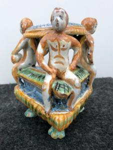 Saleiro em faiança tripé com base triangular. Deruta.