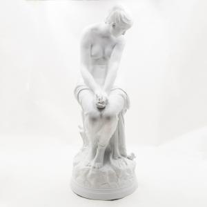 Auguste Joseph Peiffer, "Bagnante con rondini", biscuit, fine XIX secolo, Auguste Joseph Peiffer, “Bather with Swallows,” biscuit porcelain, late 19th century