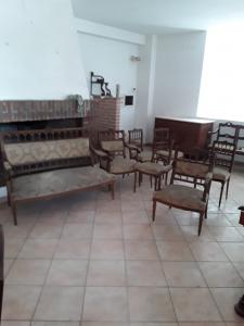Pequena sala de estar em nogueira com 2 poltronas, 4 cadeiras e 1 sofá do final do século XIX. Bonito, garantia nos termos da lei.