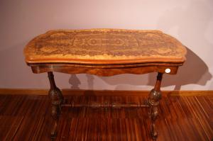 Mesa de jogo irlandesa antiga de 1800 em nogueira