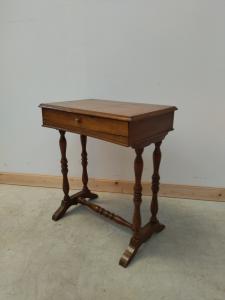 Tavolino da lavoro in noce con cassetto- mobiletto - comodino - bellissimo !