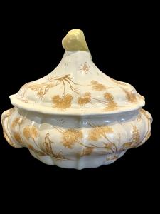 Majolica tureen with figures and ochre monochrome landscape decoration. Giacomo Boselli. Savona.