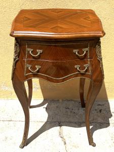 Mesa de cabeceira/pequena cômoda com duas gavetas