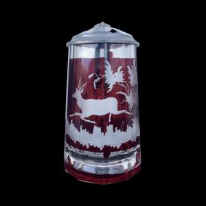 Überfangglas-Bierkrug mit gravierter Waldszene mit Hirsch und floralen Motiven. Böhmisches Biedermeier.