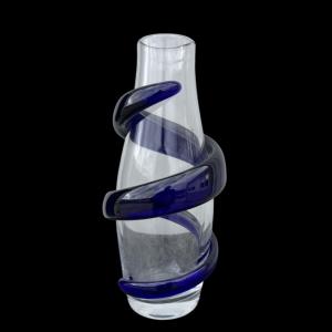 Vaso in vetro pesante trasparente con applicazione a spirale blu.Firma Carlo Moretti Studio 1990.