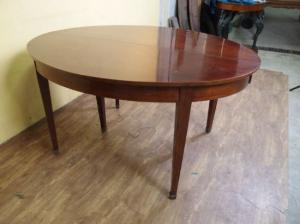 Mesa oval de mogno Luís XVI extensível, século XIX, dimensões 146cm x 117cm x 77cm