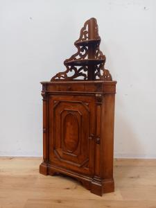 Nussbaum-Eckschrank mit Aufsatz - Ende des 19. Jahrhunderts - Eckmöbel
