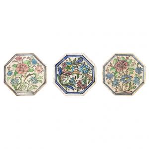 Tre antiche piastrelle persiane con fiori - n. 2131/B.