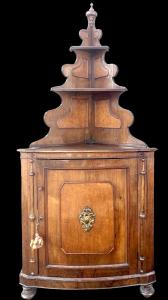 Eckschrank aus massivem Nussbaumholz mit drei Regalböden. Zeitraum Ludwig Philipp.