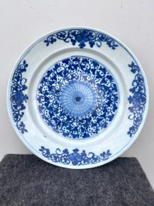 Piatto in maiolica con decoro in monocromia turchina ad ispirazione cinese.Manifattura di Delft,Olanda.