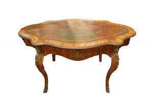 Scrivania sagomata in Bois de rose del 1800 francese stile Luigi XV