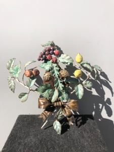 Applique a un fuoco in metallo dipinto con decoro alla frutta.