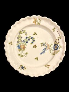 Majolica plate with decoration called "flower and bird - bouquet with falling flowering stems". Dallari manufactory. Sassuolo.