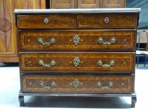 Cassettone lastronato e intarsiato noce e acero Luigi XV metà 1700 Piacenza