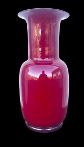 Vaso in vetro:opalino color rosso amaranto.Venini Murano.