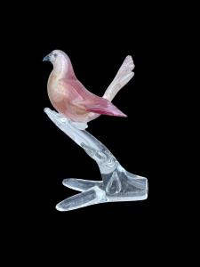 Scultura in vetro pesante raffigurante uccellino su un ramo.