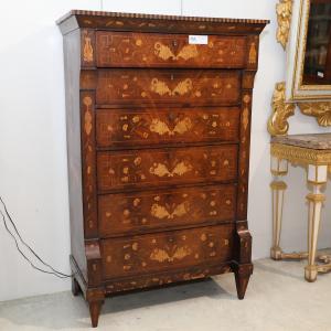 Kommode aus Mahagoni, reich verziert mit floralen Motiven.