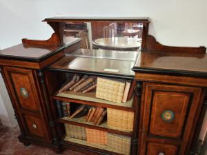 Victorian English burl sideboard with two doors and an open central section.