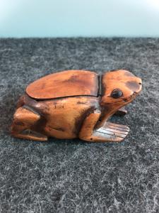 Tabacchiera in legno di bosso raffigurante una rana.Europa