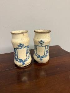 Antique pair of Albarelli with noble coat of arms, 17th century, 14x8cm